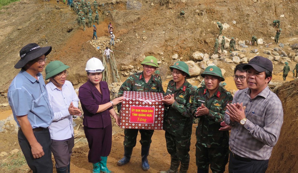  Quảng Ngãi: Mở đường vào 5 thôn bị cô lập do mưa lũ - Ảnh 1.