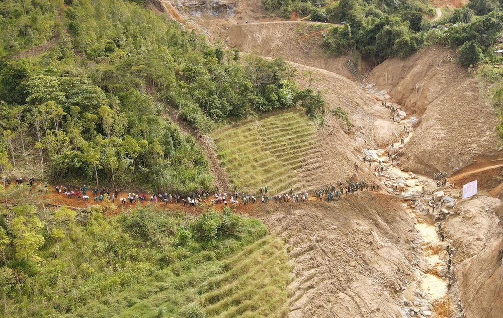  Quảng Ngãi: Mở đường vào 5 thôn bị cô lập do mưa lũ - Ảnh 9.