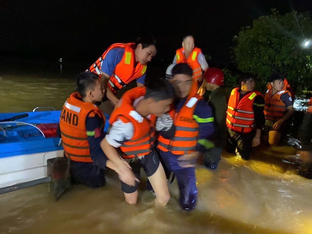 Quảng Trị: Giải cứu thành công nhiều người dân bị kẹt giữa dòng nước lũ - Ảnh 1.