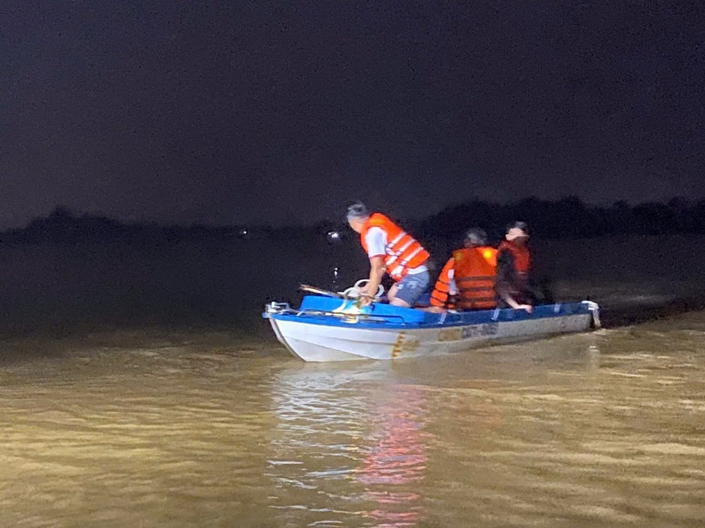 Quảng Trị: Giải cứu thành công nhiều người dân bị kẹt giữa dòng nước lũ - Ảnh 2.