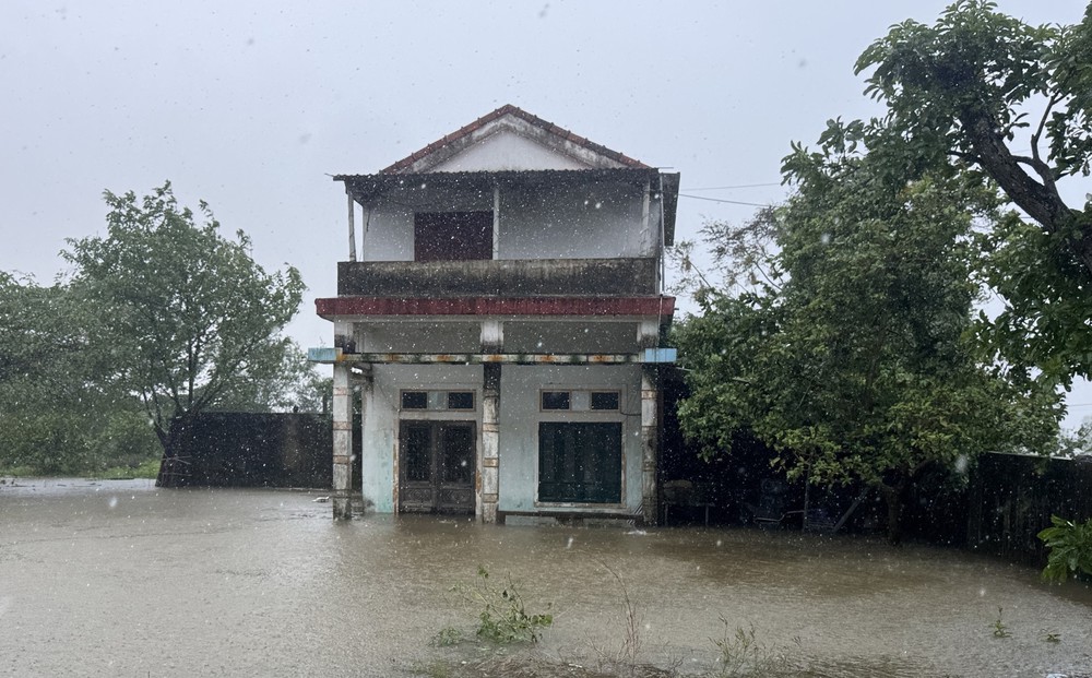 Mưa lớn khiến nhiều ngầm tràn ở miền núi Quảng Trị bị ngập sâu, chia cắt - Ảnh 10.