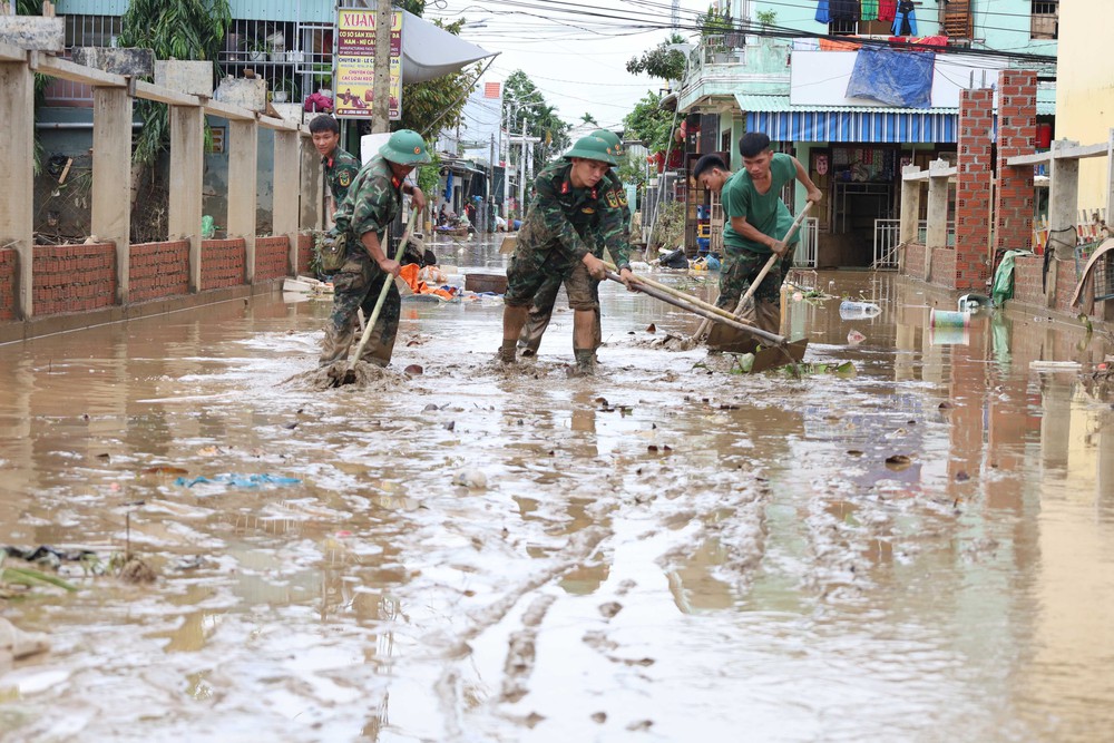 Thủ tướng Chính phủ chỉ đạo tập trung khắc phục nhanh hậu quả mưa lũ tại khu vực Trung Bộ - Ảnh 2. Thủ tướng Chính phủ chỉ đạo tập trung khắc phục nhanh hậu quả mưa lũ tại khu vực Trung Bộ - Ảnh 2.