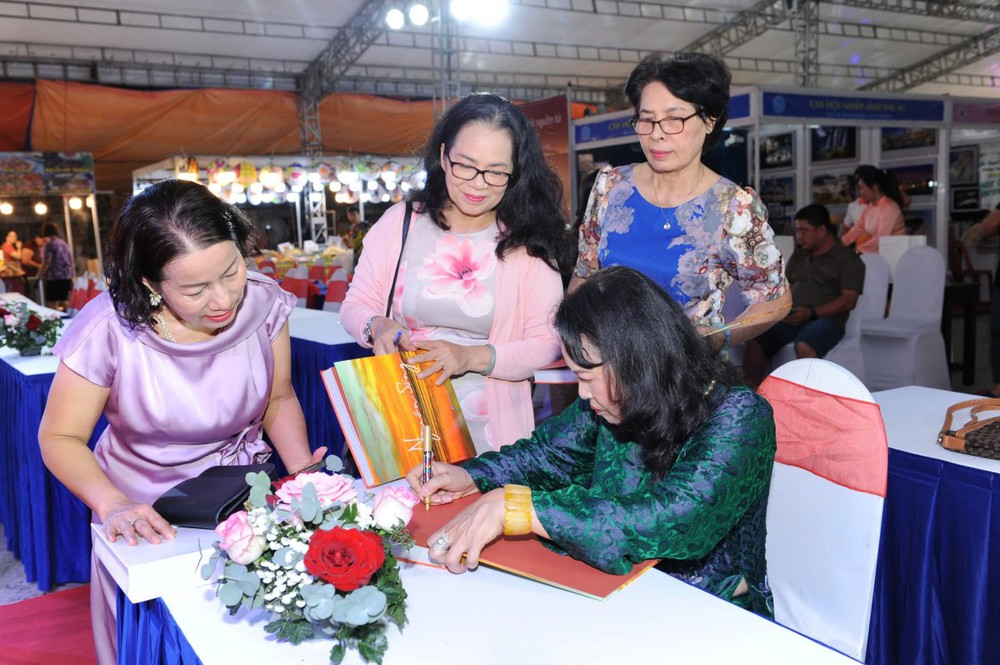 Tác giả Hoàng Thị Bích Thảo ra mắt sách ảnh &quot;Nguồn sống&quot; - Ảnh 1.