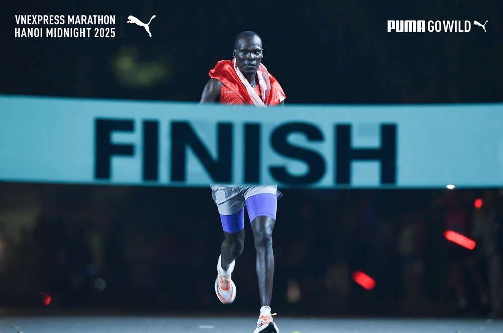 Ezekiel Kipruto Kemboi của Kenya vô địch giải chạy đêm Hà Nội 2025 Ezekiel Kipruto Kemboi của Kenya vô địch giải chạy đêm Hà Nội 2025