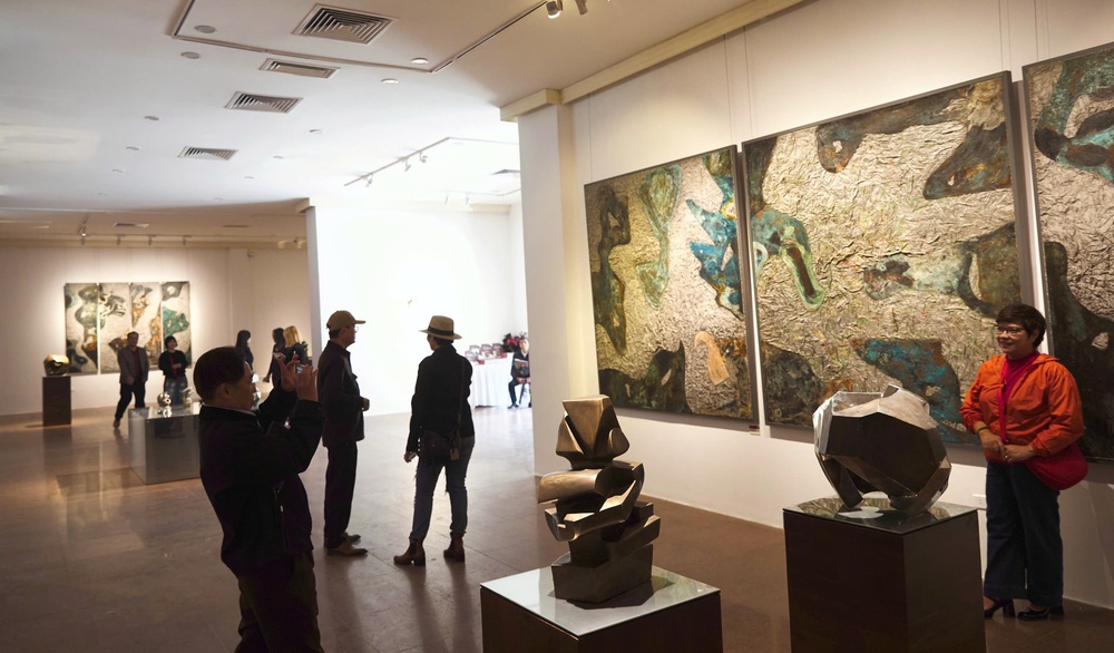 Không &quot;cấm sờ&quot; - Hội họa và Điêu khắc Đinh Phong mang tới cảm nhận mới mẻ  - Ảnh 6.