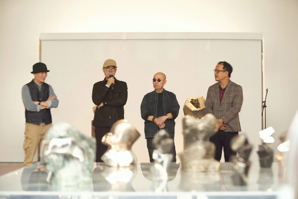 Không &quot;cấm sờ&quot; - Hội họa và Điêu khắc Đinh Phong mang tới cảm nhận mới mẻ  - Ảnh 7.