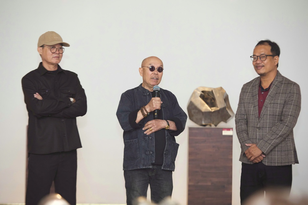 Không &quot;cấm sờ&quot; - Hội họa và Điêu khắc Đinh Phong mang tới cảm nhận mới mẻ  - Ảnh 5.