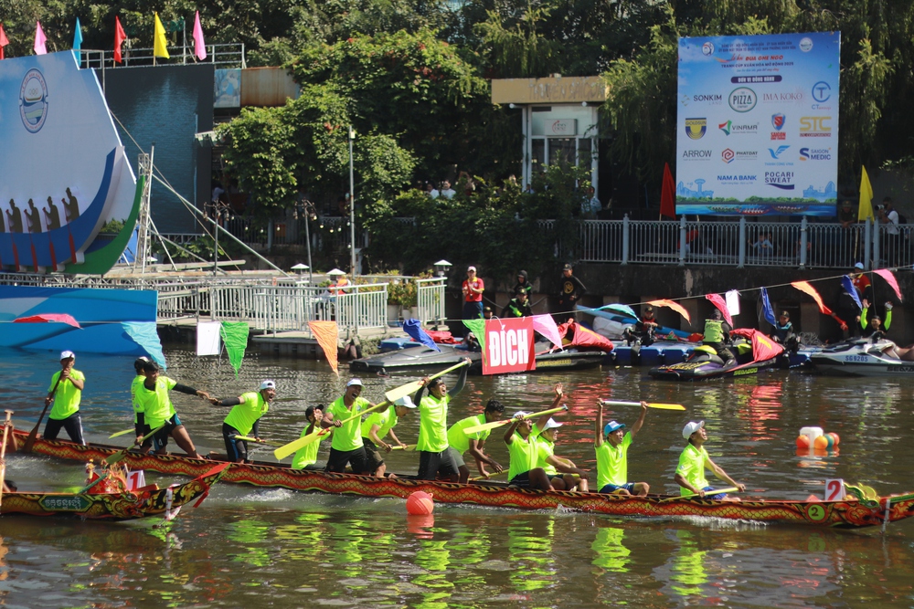 Đua ghe ngo giữa lòng đô thị TP.HCM - Ảnh 3.