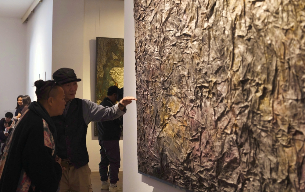 Không &quot;cấm sờ&quot; - Hội họa và Điêu khắc Đinh Phong mang tới cảm nhận mới mẻ  - Ảnh 1.