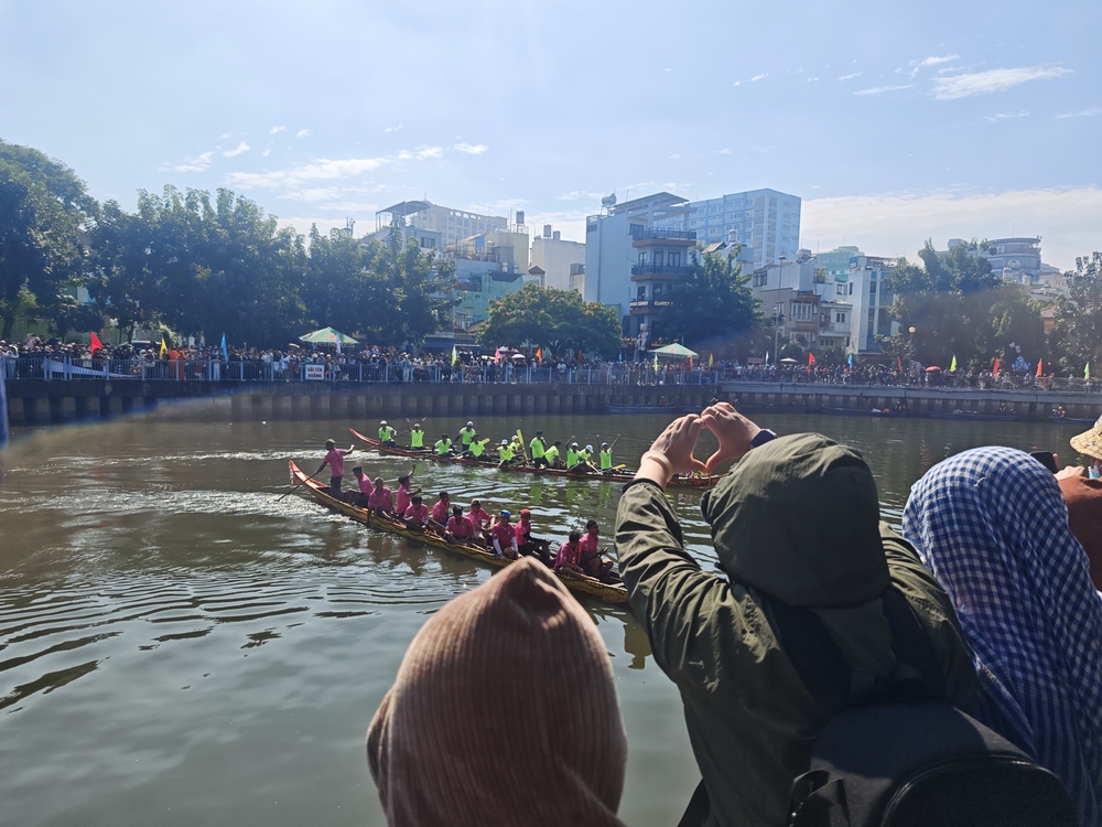 Đua ghe ngo giữa lòng đô thị TP.HCM - Ảnh 1.