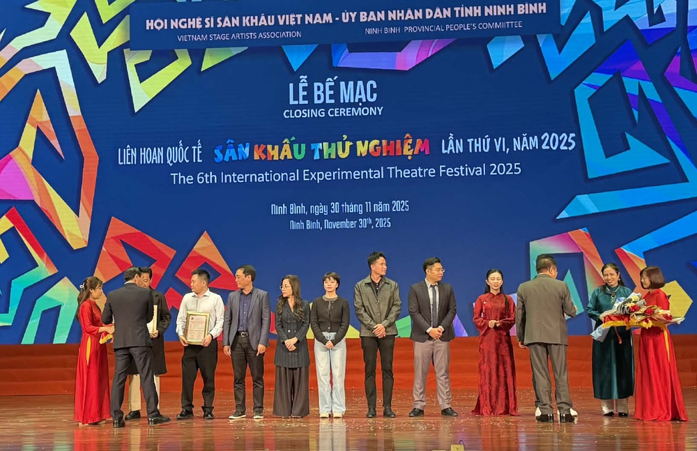 Nhìn lại Liên hoan Quốc tế sân khấu thử nghiệm 2025: Những cú chuyển mình táo bạo của sân khấu - Ảnh 1. Nhìn lại Liên hoan Quốc tế sân khấu thử nghiệm 2025: Những cú chuyển mình táo bạo của sân khấu - Ảnh 1.