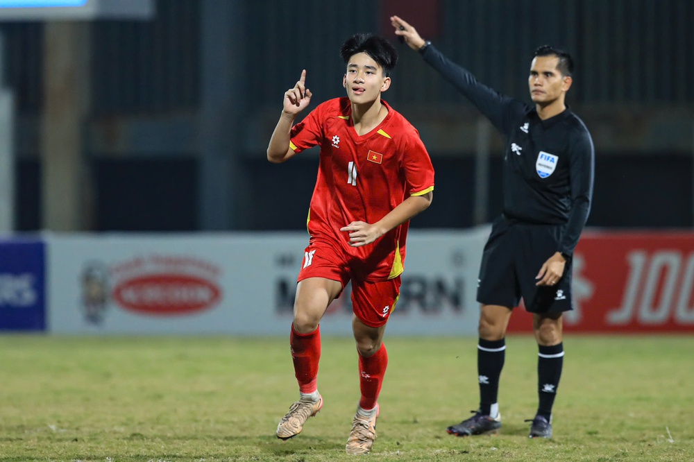 U17 Việt Nam thăng hoa với HLV Cristiano Roland - Ảnh 1. U17 Việt Nam thăng hoa với HLV Cristiano Roland - Ảnh 1.