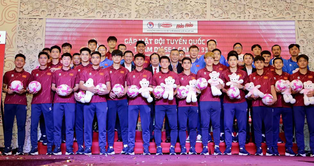 U22 Việt Nam và đội tuyển nữ quốc gia lan tỏa nghĩa cử đẹp trước giờ lên đường dự SEA Games 33 - Ảnh 3.