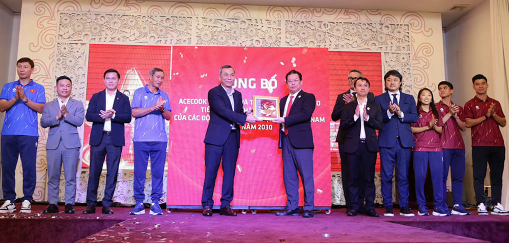 U22 Việt Nam và đội tuyển nữ quốc gia lan tỏa nghĩa cử đẹp trước giờ lên đường dự SEA Games 33 - Ảnh 1.