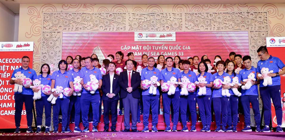 U22 Việt Nam và đội tuyển nữ quốc gia lan tỏa nghĩa cử đẹp trước giờ lên đường dự SEA Games 33 - Ảnh 2.