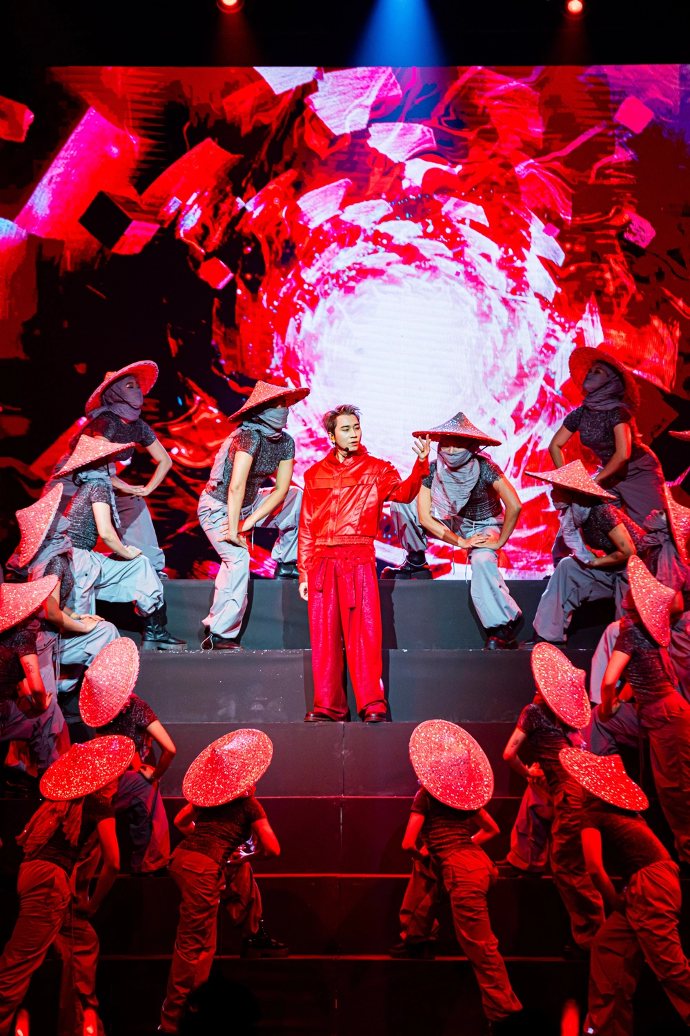 Chung kết “Anh trai say hi”: Ngô Kiến Huy hát ballad, Karik toả sáng - Ảnh 2.