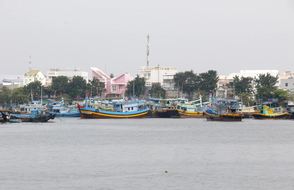 Bão số 15 di chuyển rất chậm - Ảnh 1. Bão số 15 di chuyển rất chậm - Ảnh 1.