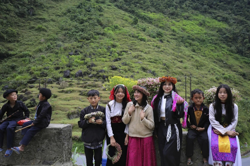 Mùa hoa đánh thức bước chân về miền cực Bắc Tổ quốc - Ảnh 2.