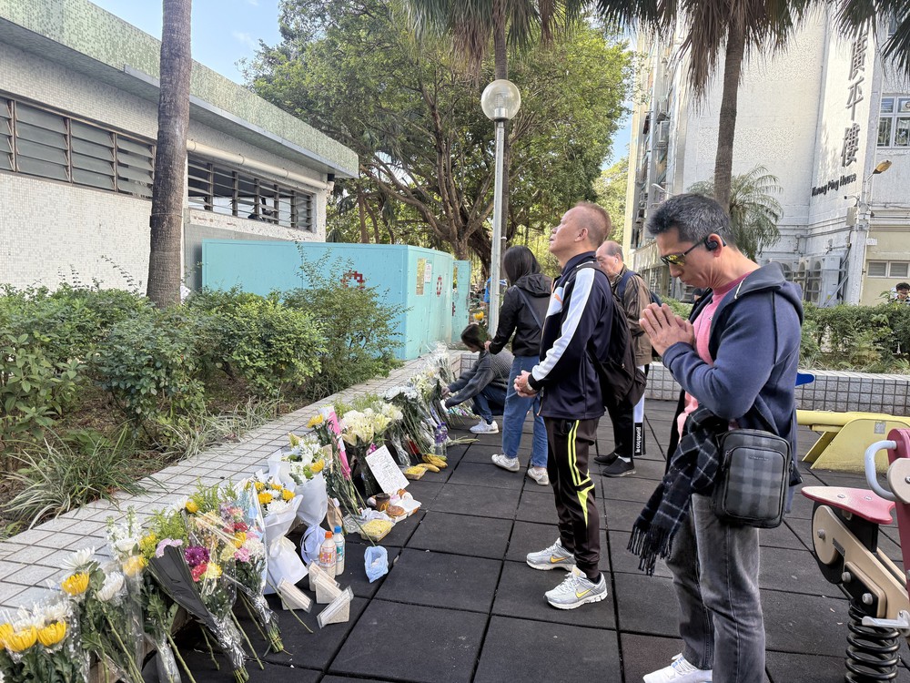 Vụ cháy chung cư ở Hong Kong (Trung Quốc): Ít nhất 146 người thiệt mạng, hàng dài người đổ về chia buồn - Ảnh 2.