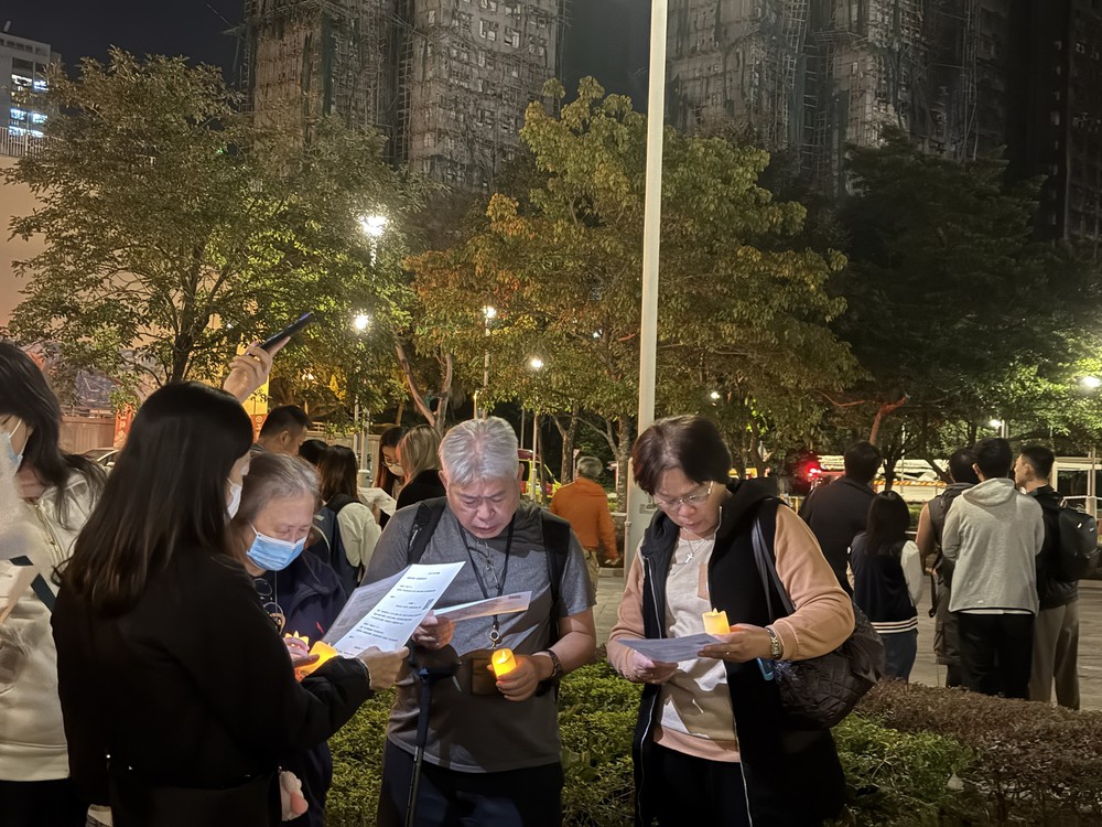 Vụ cháy chung cư ở Hong Kong (Trung Quốc): Ít nhất 146 người thiệt mạng, hàng dài người đổ về chia buồn - Ảnh 1.