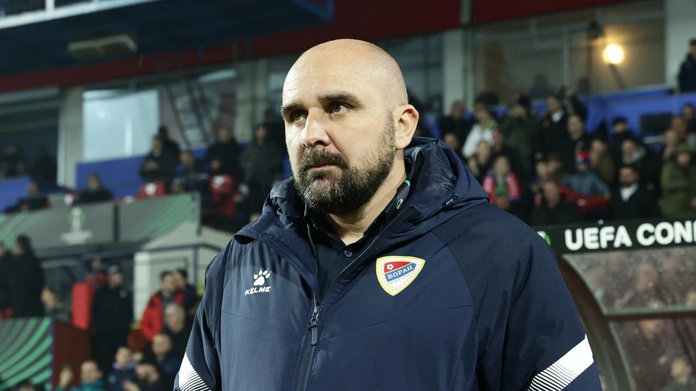 Xúc động khoảnh khắc các cầu thủ đổ sụp trên sân khi nghe tin HLV qua đời giữa trận - Ảnh 1.