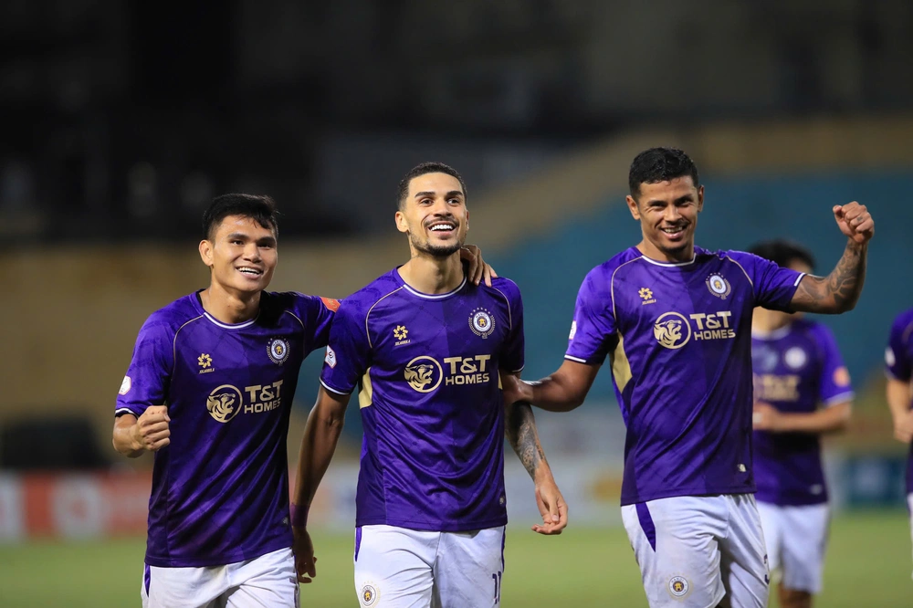 HLV Harry Kewell bất ngờ khi V-League dừng 3 tháng - Ảnh 2.