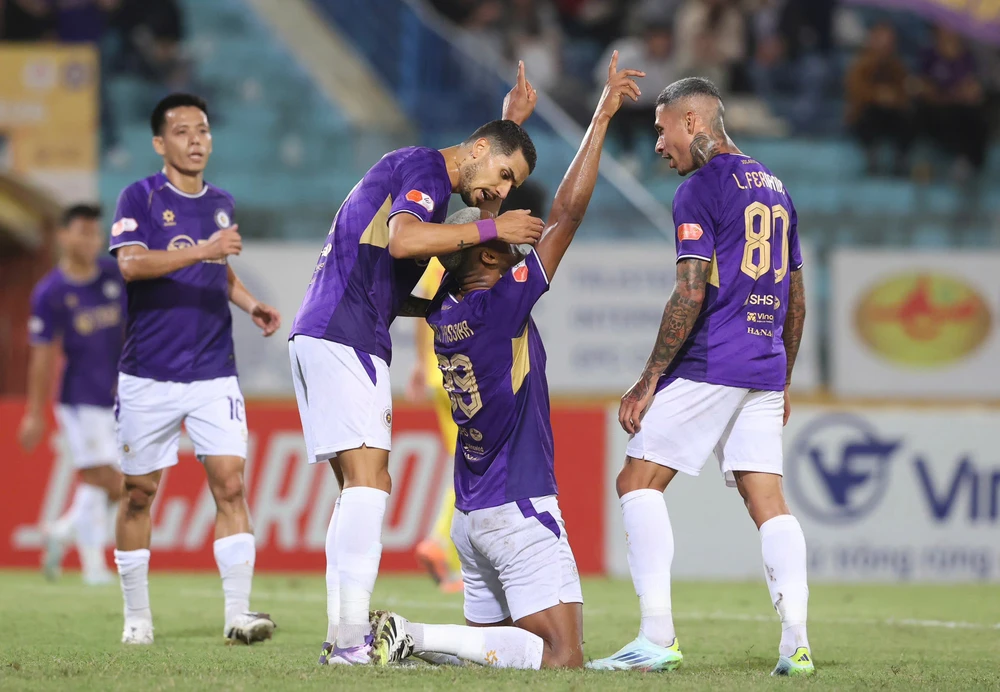 Hoàng Hên, Tuấn Hải lập công, Hà Nội FC thắng đậm PVF- CAND ở vòng 10 V-League - Ảnh 2. Hoàng Hên, Tuấn Hải lập công, Hà Nội FC thắng đậm PVF- CAND ở vòng 10 V-League - Ảnh 2.
