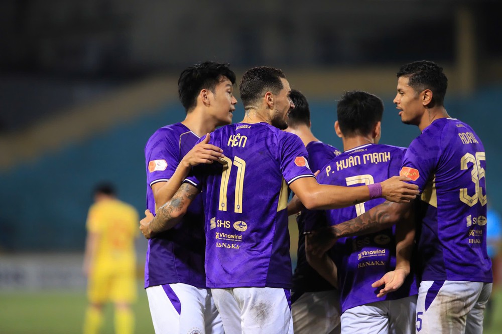 Hoàng Hên, Tuấn Hải lập công, Hà Nội FC thắng đậm PVF- CAND ở vòng 10 V-League - Ảnh 1. Hoàng Hên, Tuấn Hải lập công, Hà Nội FC thắng đậm PVF- CAND ở vòng 10 V-League - Ảnh 1.