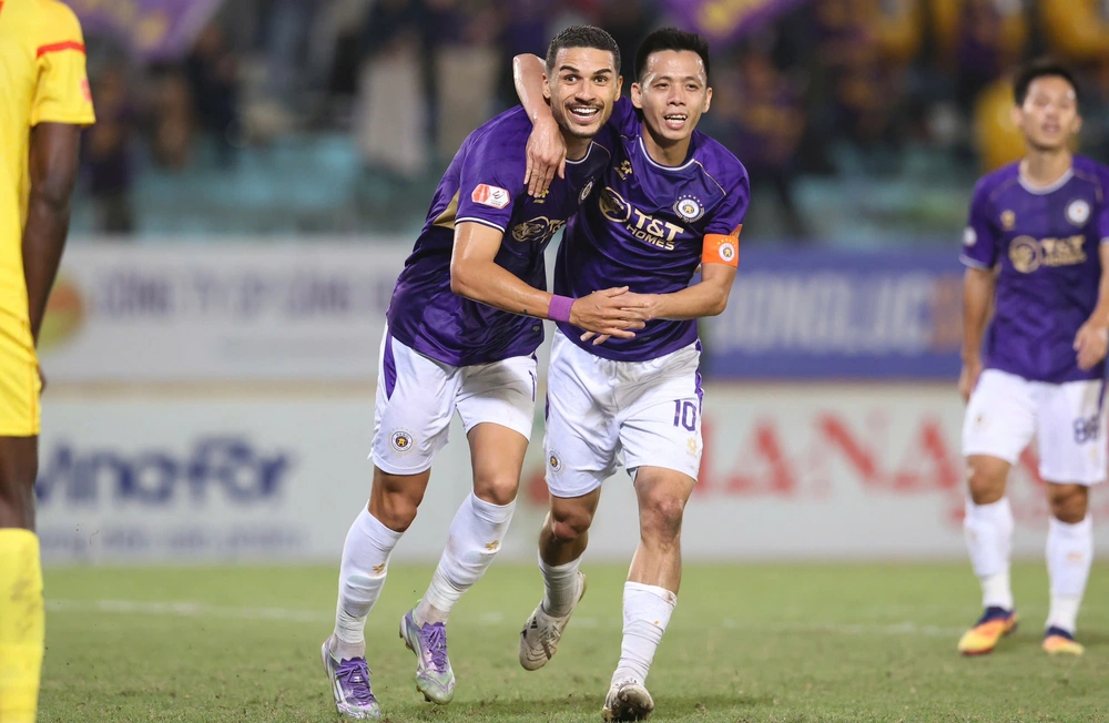 Vòng 10 LPBank V-League 2025/26: HAGL thua đau, Hoàng Hên nuôi hy vọng cho Hà Nội FC - Ảnh 1. Vòng 10 LPBank V-League 2025/26: HAGL thua đau, Hoàng Hên nuôi hy vọng cho Hà Nội FC - Ảnh 1.