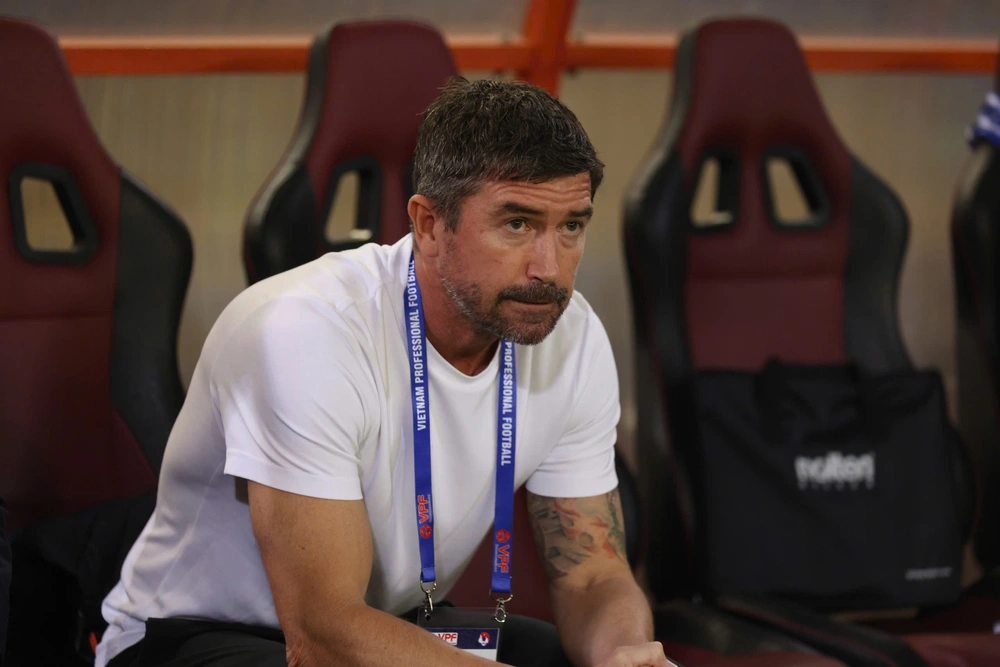 HLV Harry Kewell bất ngờ khi V-League dừng 3 tháng - Ảnh 1.