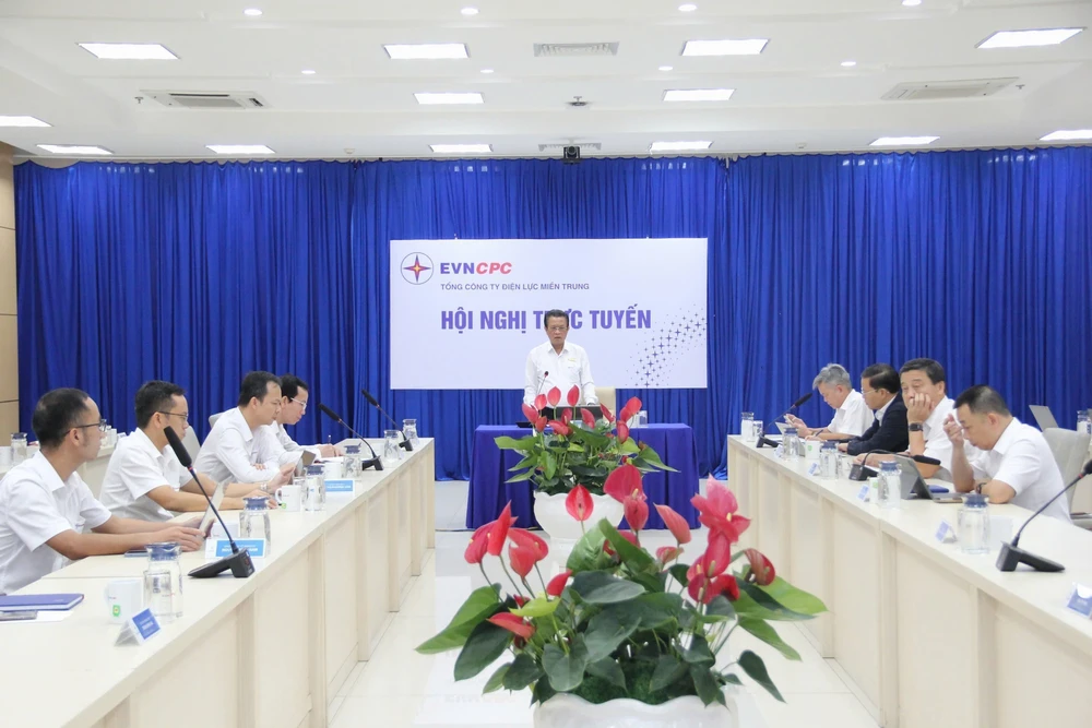 Ngành điện khẩn trương ứng phó bão KALMAEGI, khắc phục hậu quả mưa lũ - Ảnh 2. Ngành điện khẩn trương ứng phó bão KALMAEGI, khắc phục hậu quả mưa lũ - Ảnh 2.