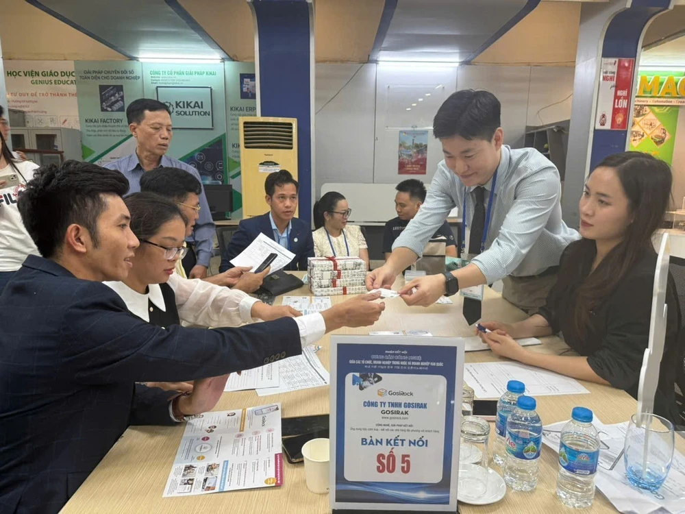 Góp ý dự thảo văn kiện Đại hội XIV của Đảng: Chuyển đổi mạnh mẽ mô hình tăng trưởng tạo đột phá giai đoạn 2026–2030 - Ảnh 2. Góp ý dự thảo văn kiện Đại hội XIV của Đảng: Chuyển đổi mạnh mẽ mô hình tăng trưởng tạo đột phá giai đoạn 2026–2030 - Ảnh 2.