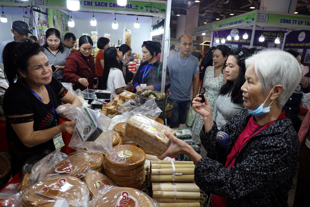 Triển lãm Đặc sản vùng miền - Sắc thu Quảng Ninh 2025: Đẩy mạnh giao thương, kích cầu du lịch cuối năm - Ảnh 4. Triển lãm Đặc sản vùng miền - Sắc thu Quảng Ninh 2025: Đẩy mạnh giao thương, kích cầu du lịch cuối năm - Ảnh 4.