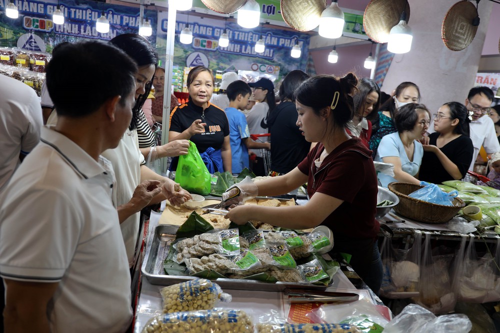 Triển lãm Đặc sản vùng miền - Sắc thu Quảng Ninh 2025: Đẩy mạnh giao thương, kích cầu du lịch cuối năm - Ảnh 3. Triển lãm Đặc sản vùng miền - Sắc thu Quảng Ninh 2025: Đẩy mạnh giao thương, kích cầu du lịch cuối năm - Ảnh 3.