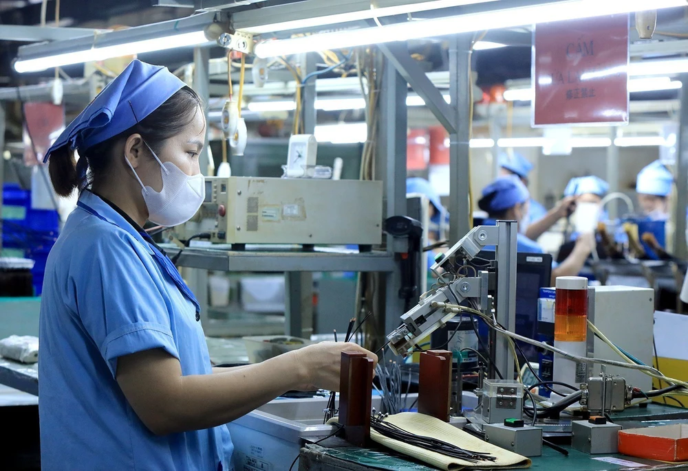 Góp ý dự thảo văn kiện Đại hội XIV của Đảng: Chuyển đổi mạnh mẽ mô hình tăng trưởng tạo đột phá giai đoạn 2026–2030 - Ảnh 3. Góp ý dự thảo văn kiện Đại hội XIV của Đảng: Chuyển đổi mạnh mẽ mô hình tăng trưởng tạo đột phá giai đoạn 2026–2030 - Ảnh 3.