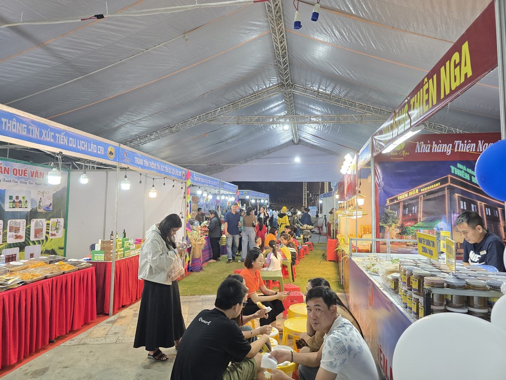 Triển lãm Đặc sản vùng miền - Sắc thu Quảng Ninh 2025: Đẩy mạnh giao thương, kích cầu du lịch cuối năm - Ảnh 2. Triển lãm Đặc sản vùng miền - Sắc thu Quảng Ninh 2025: Đẩy mạnh giao thương, kích cầu du lịch cuối năm - Ảnh 2.
