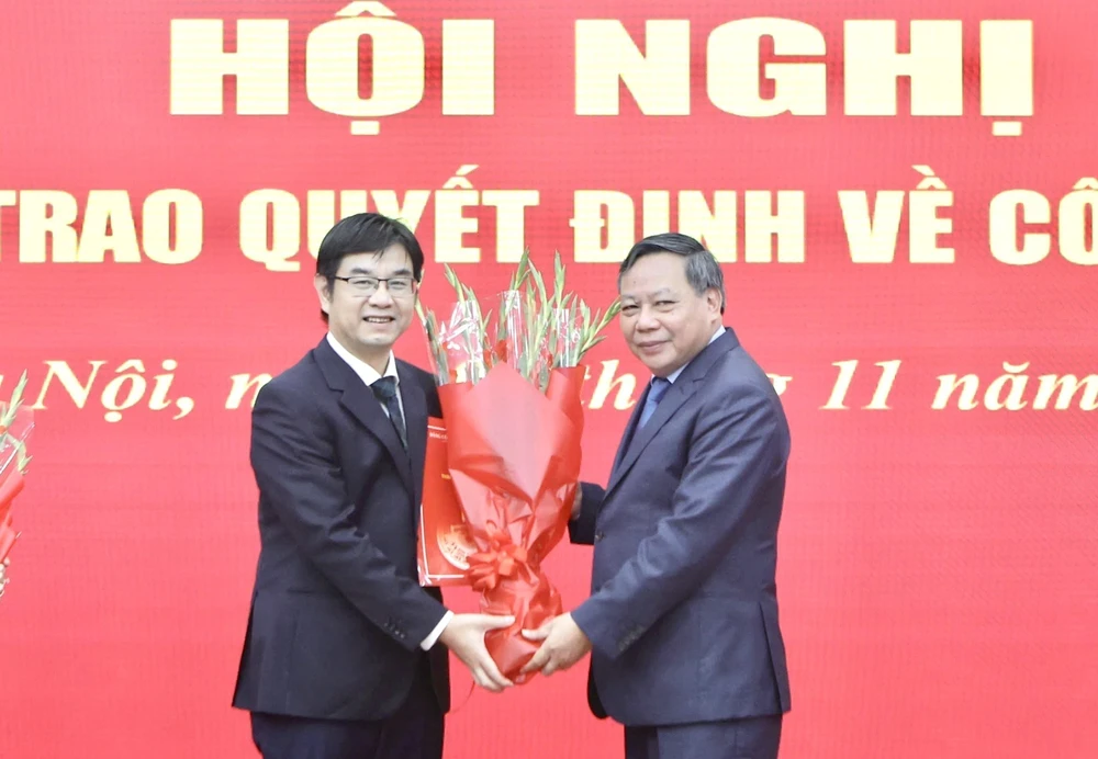 Công bố quyết định về công tác cán bộ tại Ủy ban MTTQ Việt Nam thành phố Hà Nội - Ảnh 2. Công bố quyết định về công tác cán bộ tại Ủy ban MTTQ Việt Nam thành phố Hà Nội - Ảnh 2.