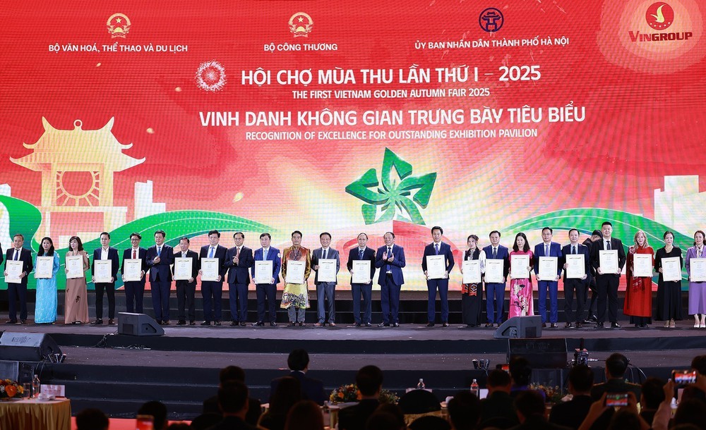 Vinh danh 30 gian trưng bày tiêu biểu tại Hội chợ mùa Thu lần thứ nhất năm 2025 - Ảnh 2. Vinh danh 30 gian trưng bày tiêu biểu tại Hội chợ mùa Thu lần thứ nhất năm 2025 - Ảnh 2.