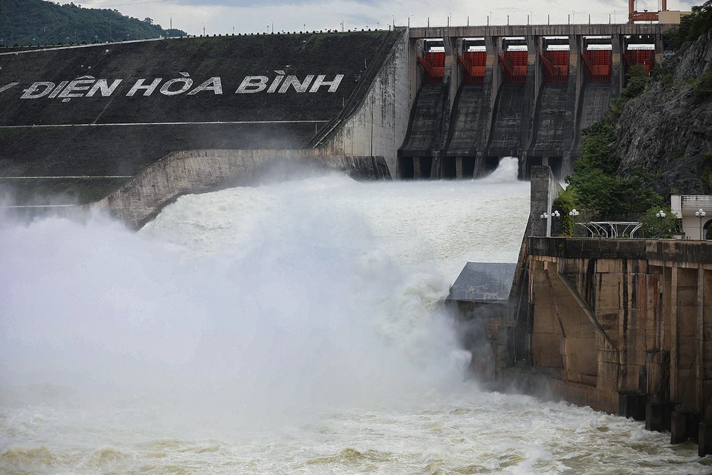 Thủy điện Hòa Bình mở một cửa xả đáy vào 22h ngày 4/11 - Ảnh 1. Thủy điện Hòa Bình mở một cửa xả đáy vào 22h ngày 4/11 - Ảnh 1.