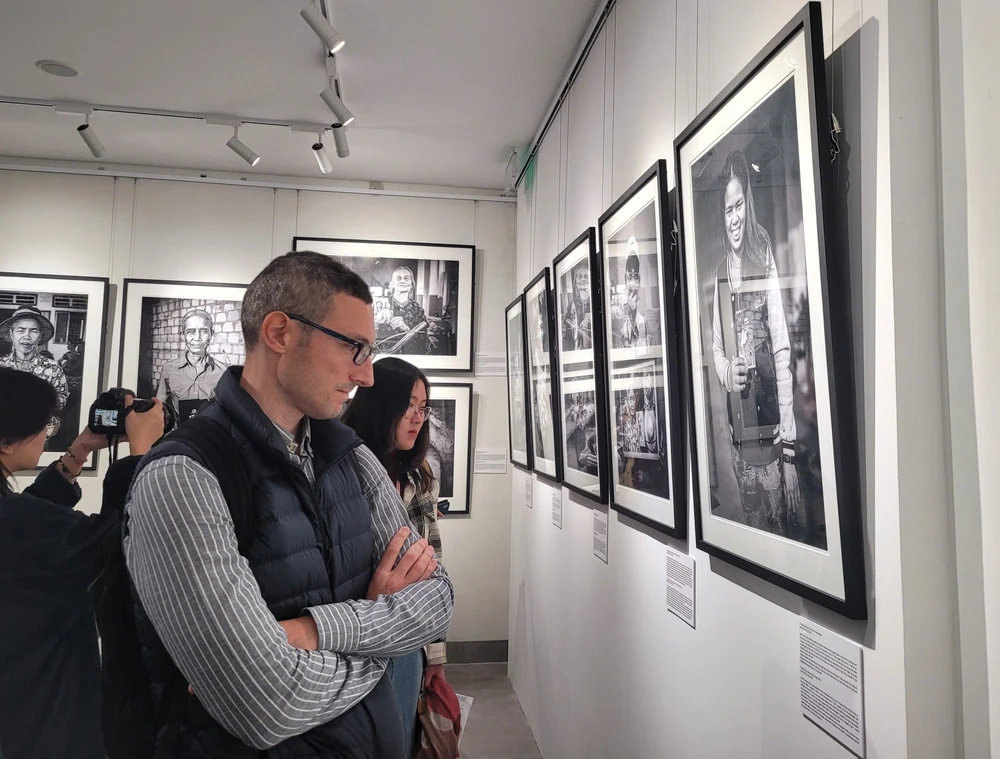 Triển lãm ảnh tái hiện hơn ba thập kỷ đổi thay của Việt Nam - Ảnh 3. Triển lãm ảnh tái hiện hơn ba thập kỷ đổi thay của Việt Nam - Ảnh 3.