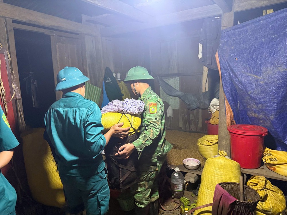 Đà Nẵng di dời khẩn 17 hộ dân tránh nguy cơ sạt lở - Ảnh 2.