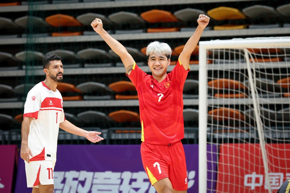 Bóng lăn trên bàn phím: CĐV thở phào khi futsal Việt Nam thoát bảng tử thần - Ảnh 1. Bóng lăn trên bàn phím: CĐV thở phào khi futsal Việt Nam thoát bảng tử thần - Ảnh 1.