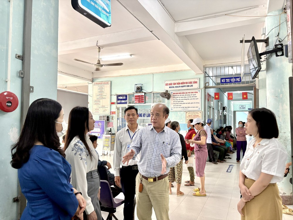 Ứng phó bão số 13: Bảo đảm an toàn, không gián đoạn công tác khám, chữa bệnh - Ảnh 2. Ứng phó bão số 13: Bảo đảm an toàn, không gián đoạn công tác khám, chữa bệnh - Ảnh 2.