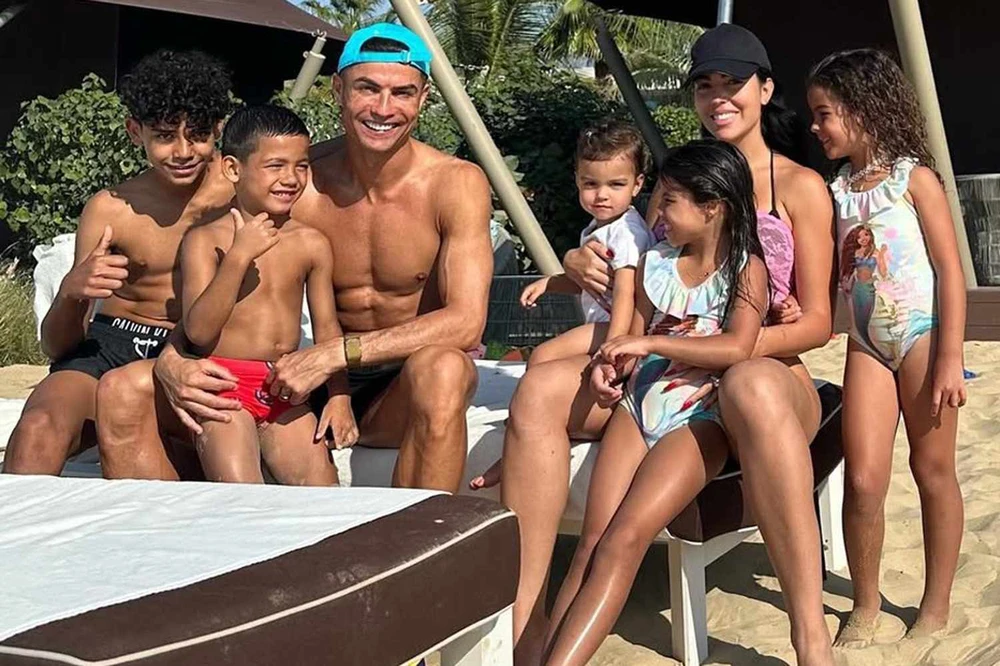 Cristiano Ronaldo tiết lộ khoảnh khắc 'cầu hôn không lãng mạn' nhưng đầy xúc động với bạn gái - Ảnh 3.