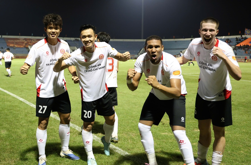 Công an TP.HCM của Tiến Linh trở lại, sẵn sàng quyết đấu Hoàng Đức và Ninh Bình - Ảnh 2. Công an TP.HCM của Tiến Linh trở lại, sẵn sàng quyết đấu Hoàng Đức và Ninh Bình - Ảnh 2.