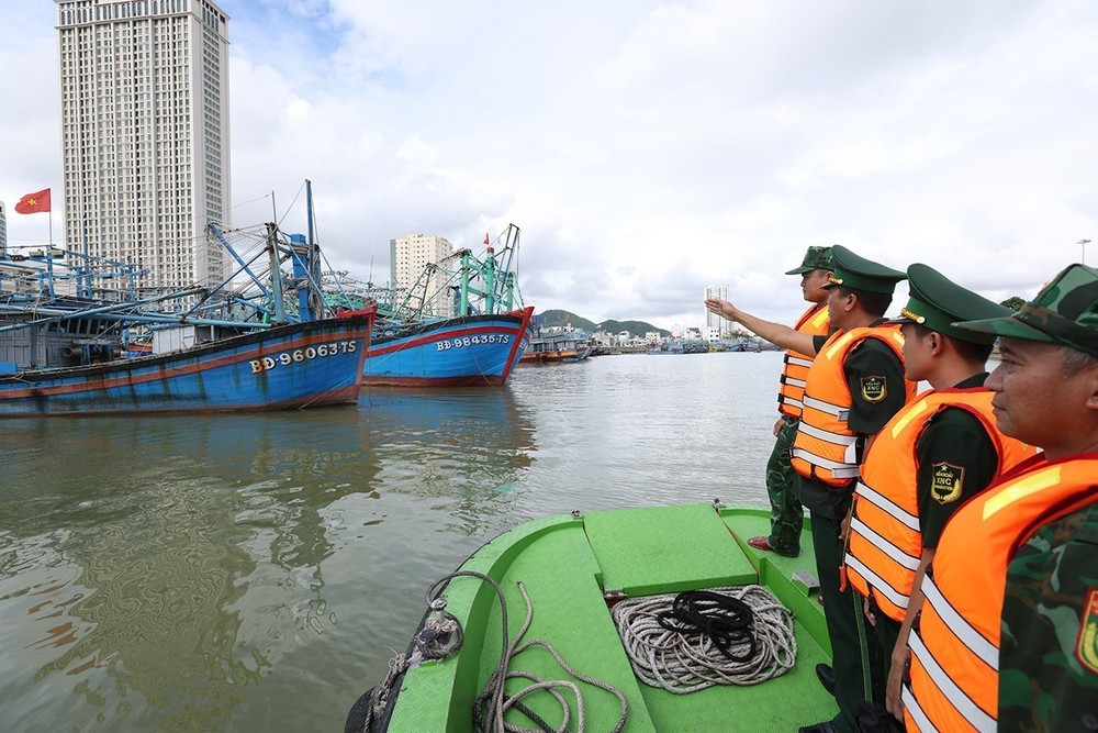 Ứng phó bão số 13: Hiệp đồng lực lượng sẵn sàng ở mức cao nhất - Ảnh 1. Ứng phó bão số 13: Hiệp đồng lực lượng sẵn sàng ở mức cao nhất - Ảnh 1.