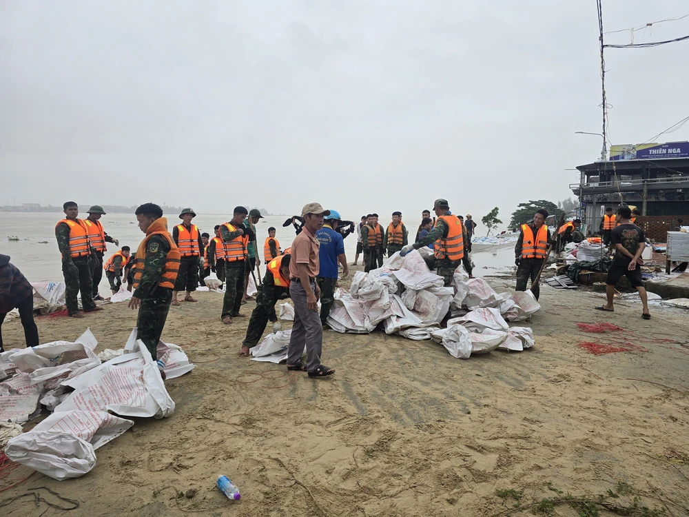 Quân đội ứng phó với bão số 13 (Kalmaegi) theo phương châm “chủ động từ sớm, từ xa” - Ảnh 1. Quân đội ứng phó với bão số 13 (Kalmaegi) theo phương châm “chủ động từ sớm, từ xa” - Ảnh 1.