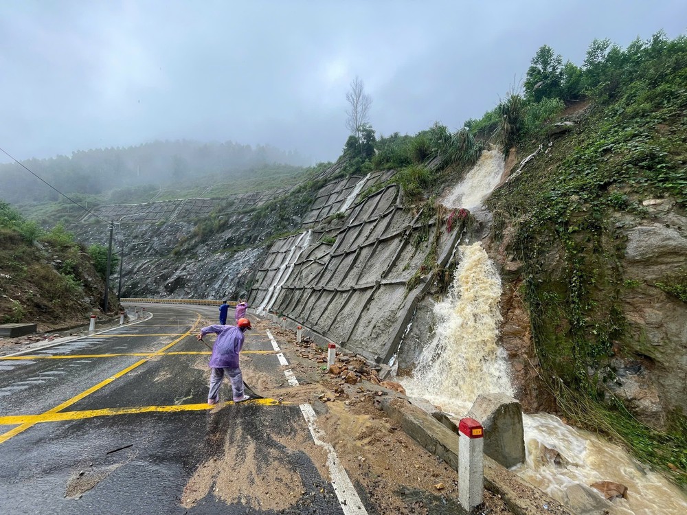 Tiến sĩ Mai Văn Khiêm: Bão số 13 rất mạnh, dự báo gây mưa rất lớn từ Đà Nẵng đến Đắk Lắk - Ảnh 4. Tiến sĩ Mai Văn Khiêm: Bão số 13 rất mạnh, dự báo gây mưa rất lớn từ Đà Nẵng đến Đắk Lắk - Ảnh 4.