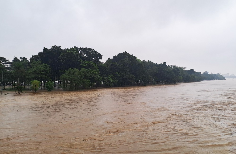 Bão tăng cấp gây mưa từ 200-400mm cho khu vực từ Đà Nẵng đến Đắk Lắk - Ảnh 3. Bão tăng cấp gây mưa từ 200-400mm cho khu vực từ Đà Nẵng đến Đắk Lắk - Ảnh 3.