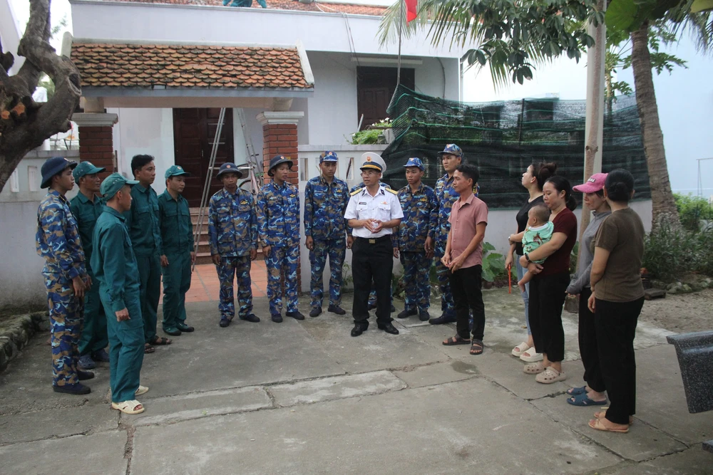 Tin nhanh về bão số 13 lúc 8h ngày 5/11 - Ảnh 2. Tin nhanh về bão số 13 lúc 8h ngày 5/11 - Ảnh 2.